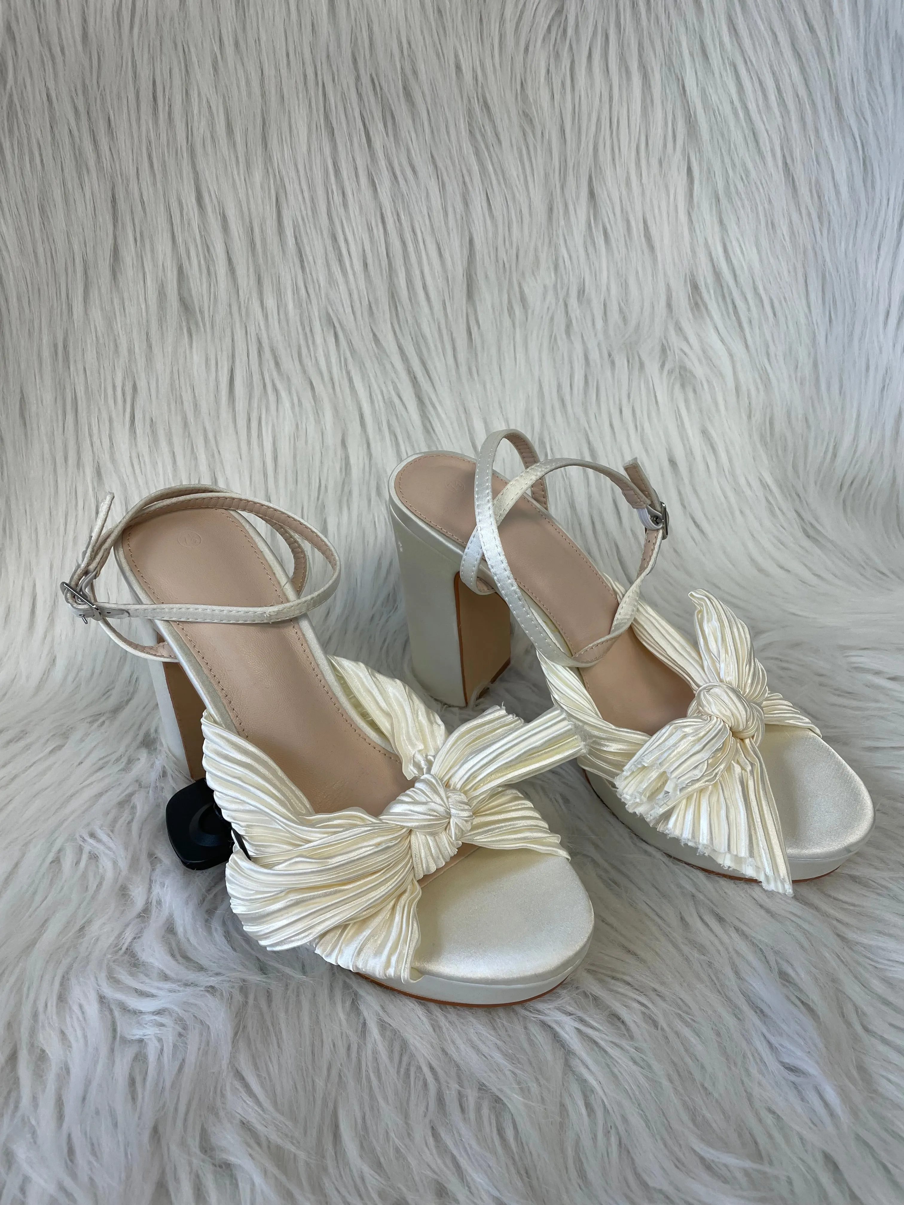 Sandals Heels Block By Clothes Mentor In Cream, Size: 7.5